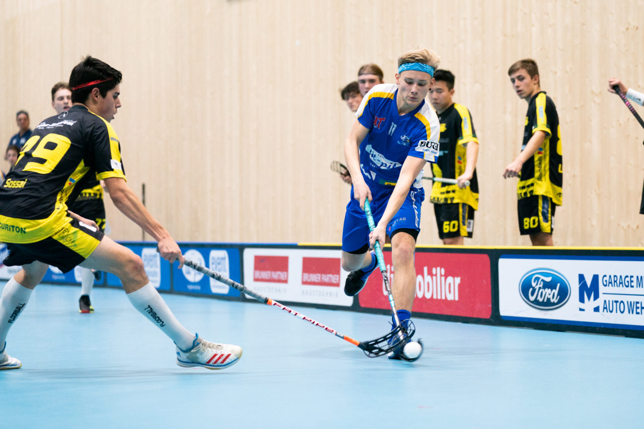 Sporthalle Stighag (Kloten), 16.11.2019, Junioren U21 B Runde 8, Kloten-Dietlikon Jets - Unihockey Luzern, Nick Christen (Nr. 11, Kloten-Dietlikon Jets) schliesst ab

(Claudio Schwarz, unihockey-fotos.ch)