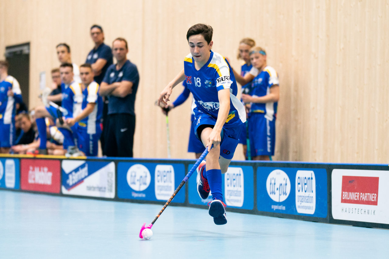 Sporthalle Stighag (Kloten), 16.11.2019, Junioren U21 B Runde 8, Kloten-Dietlikon Jets - Unihockey Luzern, Tim Zahner (Nr. 18, Kloten-Dietlikon Jets) am Ball

(Claudio Schwarz, unihockey-fotos.ch)
