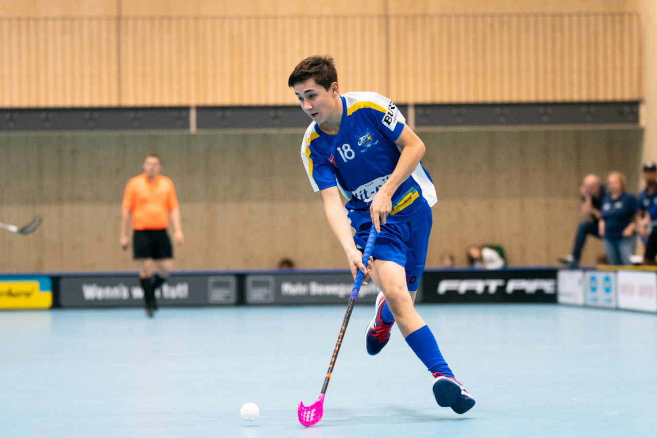 Sporthalle Stighag (Kloten), 16.11.2019, Junioren U21 B Runde 8, Kloten-Dietlikon Jets - Unihockey Luzern, Tim Zahner (Nr. 18, Kloten-Dietlikon Jets) am Ball

(Claudio Schwarz, unihockey-fotos.ch)