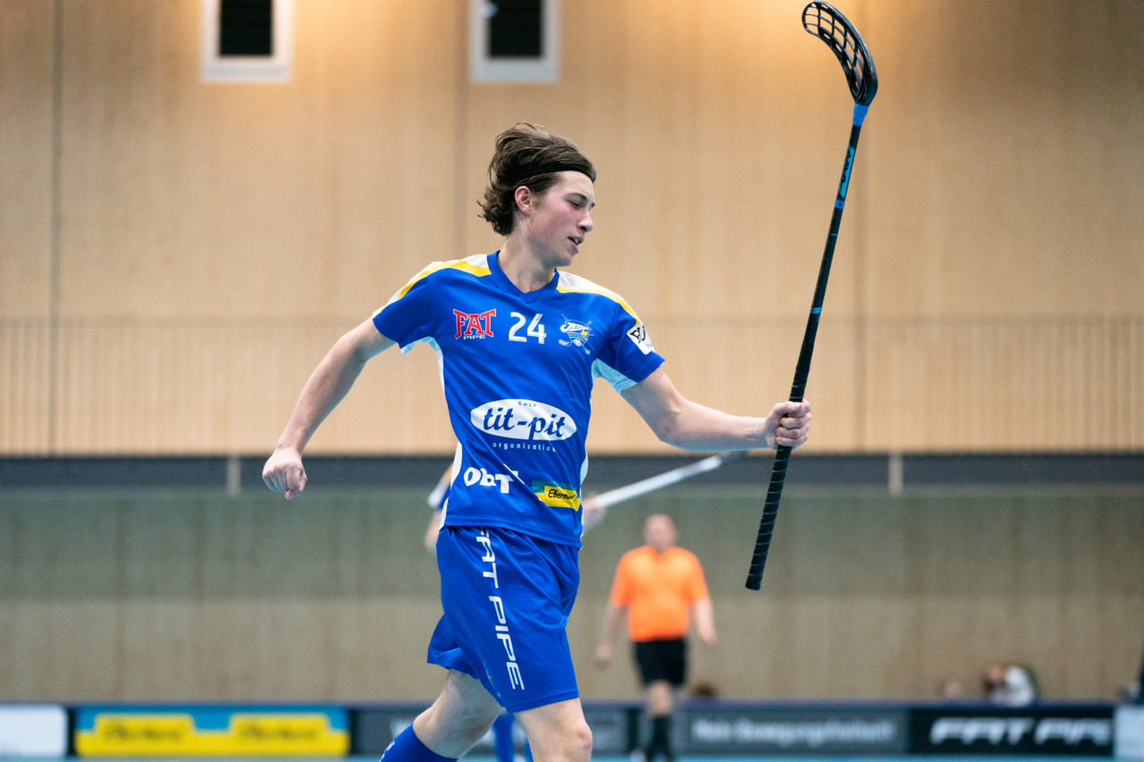 Sporthalle Stighag (Kloten), 16.11.2019, Junioren U21 B Runde 8, Kloten-Dietlikon Jets - Unihockey Luzern, Siro Zahner (Nr. 24, Kloten-Dietlikon Jets) freut sich über seinen Treffer

(Claudio Schwarz, unihockey-fotos.ch)