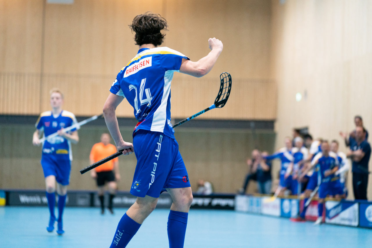 Sporthalle Stighag (Kloten), 16.11.2019, Junioren U21 B Runde 8, Kloten-Dietlikon Jets - Unihockey Luzern, Siro Zahner (Nr. 24, Kloten-Dietlikon Jets) freut sich über seinen Treffer

(Claudio Schwarz, unihockey-fotos.ch)