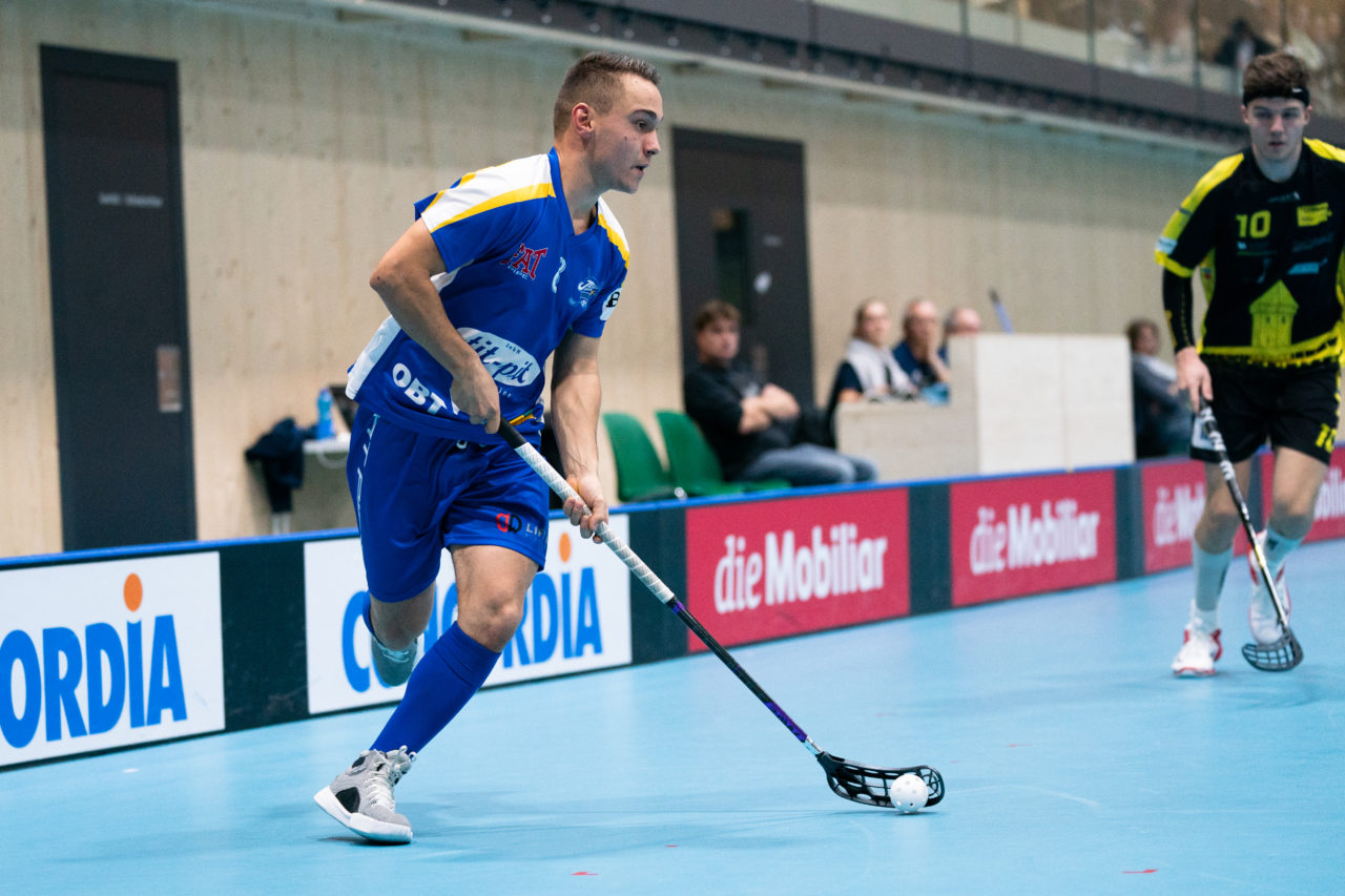 Sporthalle Stighag (Kloten), 16.11.2019, Junioren U21 B Runde 8, Kloten-Dietlikon Jets - Unihockey Luzern, Michel Bill (Nr. 8, Kloten-Dietlikon Jets) am Ball

(Claudio Schwarz, unihockey-fotos.ch)