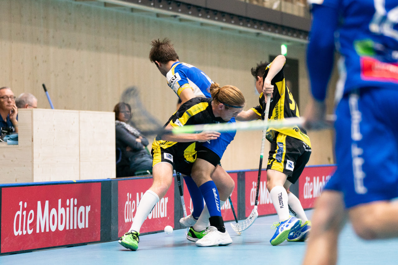 Sporthalle Stighag (Kloten), 16.11.2019, Junioren U21 B Runde 8, Kloten-Dietlikon Jets - Unihockey Luzern, Luca Gartmann (Nr. 14, Kloten-Dietlikon Jets) im Zweikampf mit zwei Luzernern

(Claudio Schwarz, unihockey-fotos.ch)