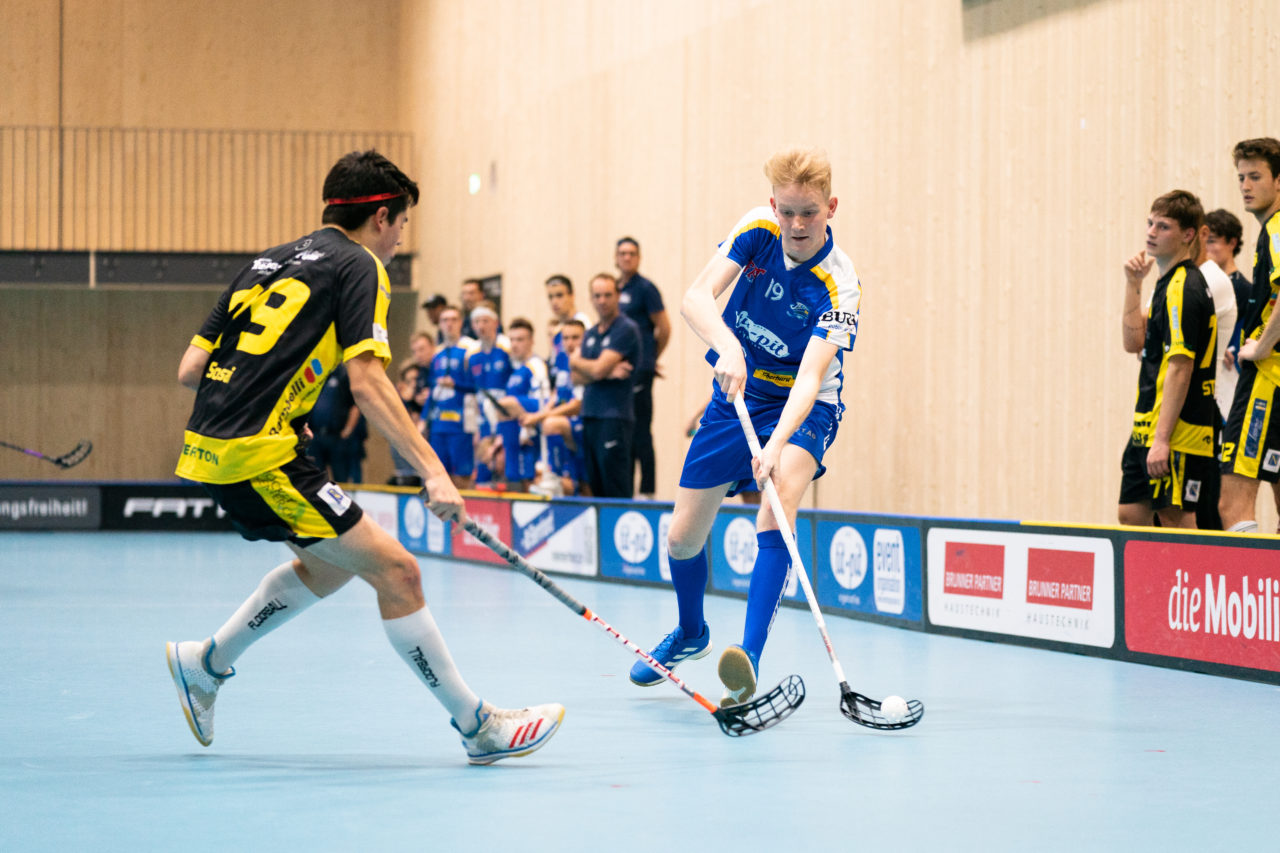 Sporthalle Stighag (Kloten), 16.11.2019, Junioren U21 B Runde 8, Kloten-Dietlikon Jets - Unihockey Luzern, Nick Dittrich (Nr. 19, Kloten-Dietlikon Jets) schliesst ab

(Claudio Schwarz, unihockey-fotos.ch)