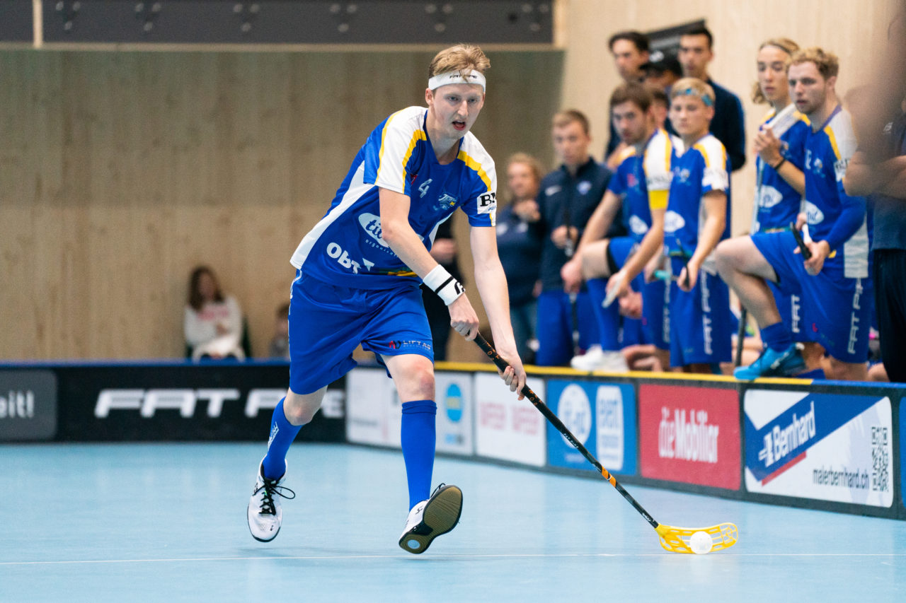 Sporthalle Stighag (Kloten), 16.11.2019, Junioren U21 B Runde 8, Kloten-Dietlikon Jets - Unihockey Luzern, Lukas Schellenberg (Nr. 4, Kloten-Dietlikon Jets) spielt den Ball

(Claudio Schwarz, unihockey-fotos.ch)