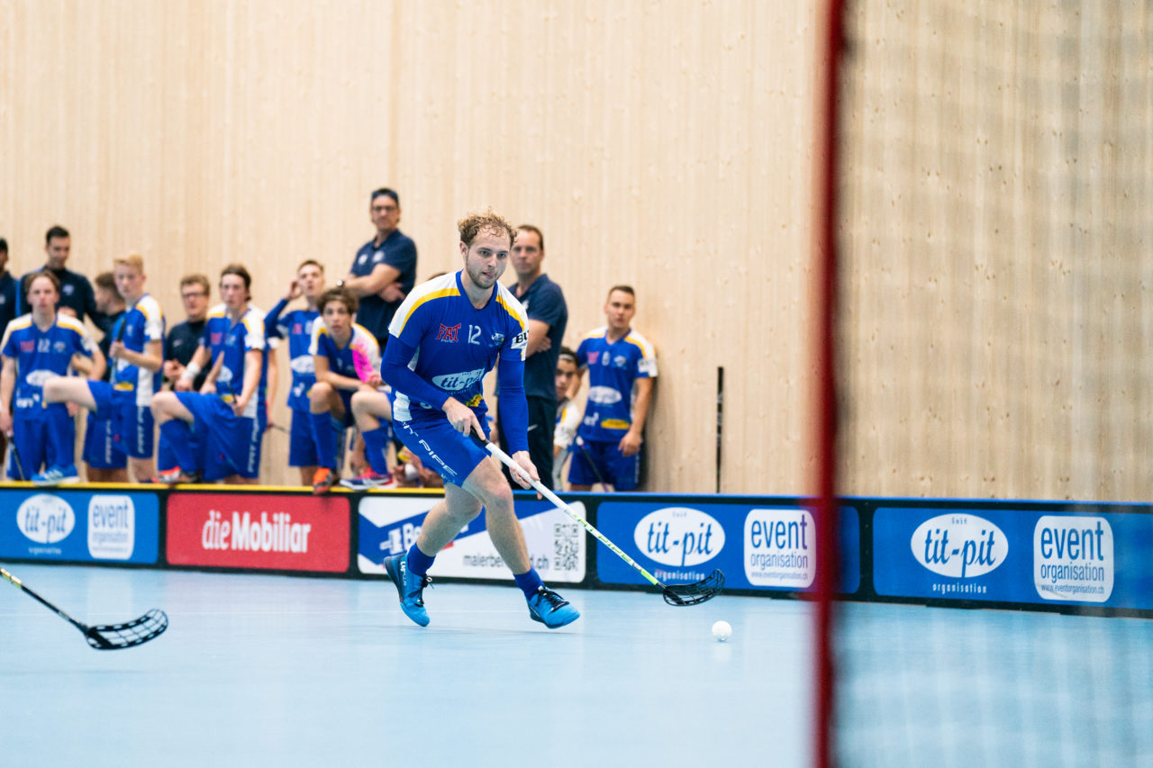 Sporthalle Stighag (Kloten), 16.11.2019, Junioren U21 B Runde 8, Kloten-Dietlikon Jets - Unihockey Luzern, Nick Christen (Nr. 11, Kloten-Dietlikon Jets) am Ball

(Claudio Schwarz, unihockey-fotos.ch)