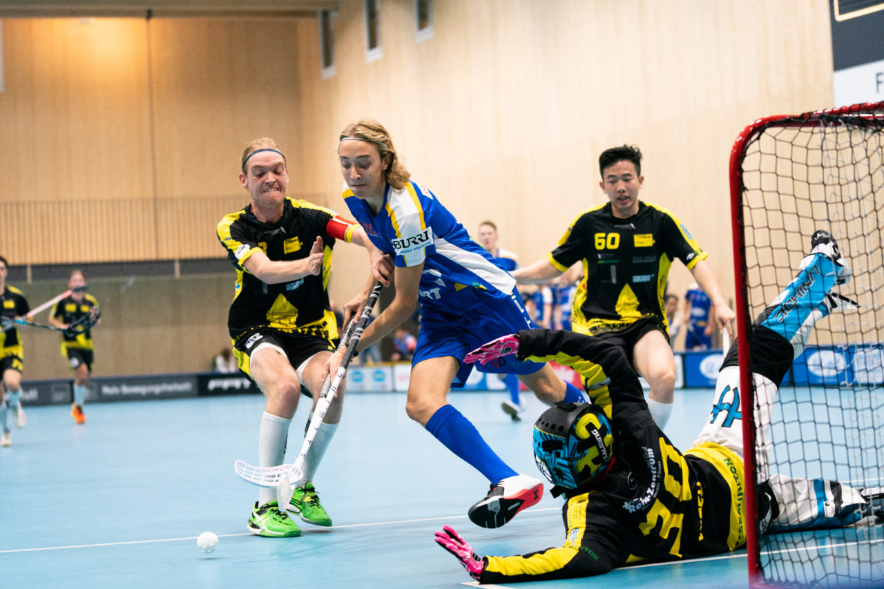 Sporthalle Stighag (Kloten), 16.11.2019, Junioren U21 B Runde 8, Kloten-Dietlikon Jets - Unihockey Luzern, Mario Loeliger (Nr. 21, Kloten-Dietlikon Jets) wird vor dem Tor abrupt gestört

(Claudio Schwarz, unihockey-fotos.ch)