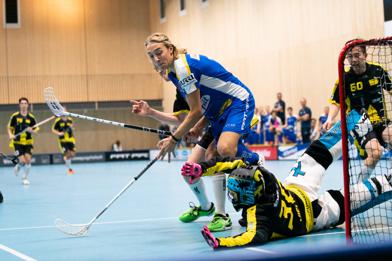 Sporthalle Stighag (Kloten), 16.11.2019, Junioren U21 B Runde 8, Kloten-Dietlikon Jets - Unihockey Luzern, Mario Loeliger (Nr. 21, Kloten-Dietlikon Jets) wird vor dem Tor abrupt gestört

(Claudio Schwarz, unihockey-fotos.ch)