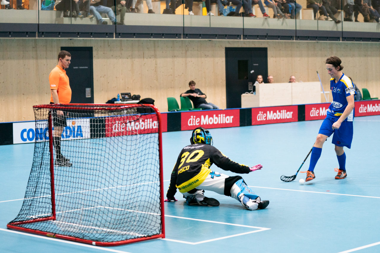 Sporthalle Stighag (Kloten), 16.11.2019, Junioren U21 B Runde 8, Kloten-Dietlikon Jets - Unihockey Luzern, Siro Zahner (Nr. 24, Kloten-Dietlikon Jets) mit einem Kunststück beim Penalty

(Claudio Schwarz, unihockey-fotos.ch)