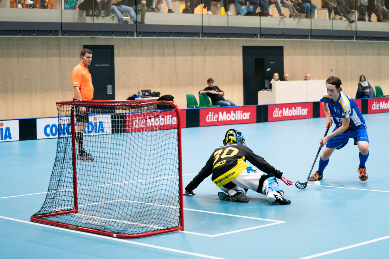 Sporthalle Stighag (Kloten), 16.11.2019, Junioren U21 B Runde 8, Kloten-Dietlikon Jets - Unihockey Luzern, Siro Zahner (Nr. 24, Kloten-Dietlikon Jets) beim Penalty

(Claudio Schwarz, unihockey-fotos.ch)
