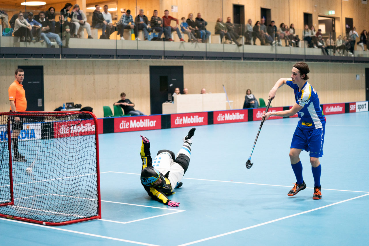 Sporthalle Stighag (Kloten), 16.11.2019, Junioren U21 B Runde 8, Kloten-Dietlikon Jets - Unihockey Luzern, Siro Zahner (Nr. 24, Kloten-Dietlikon Jets) verwandelt den Penalty

(Claudio Schwarz, unihockey-fotos.ch)