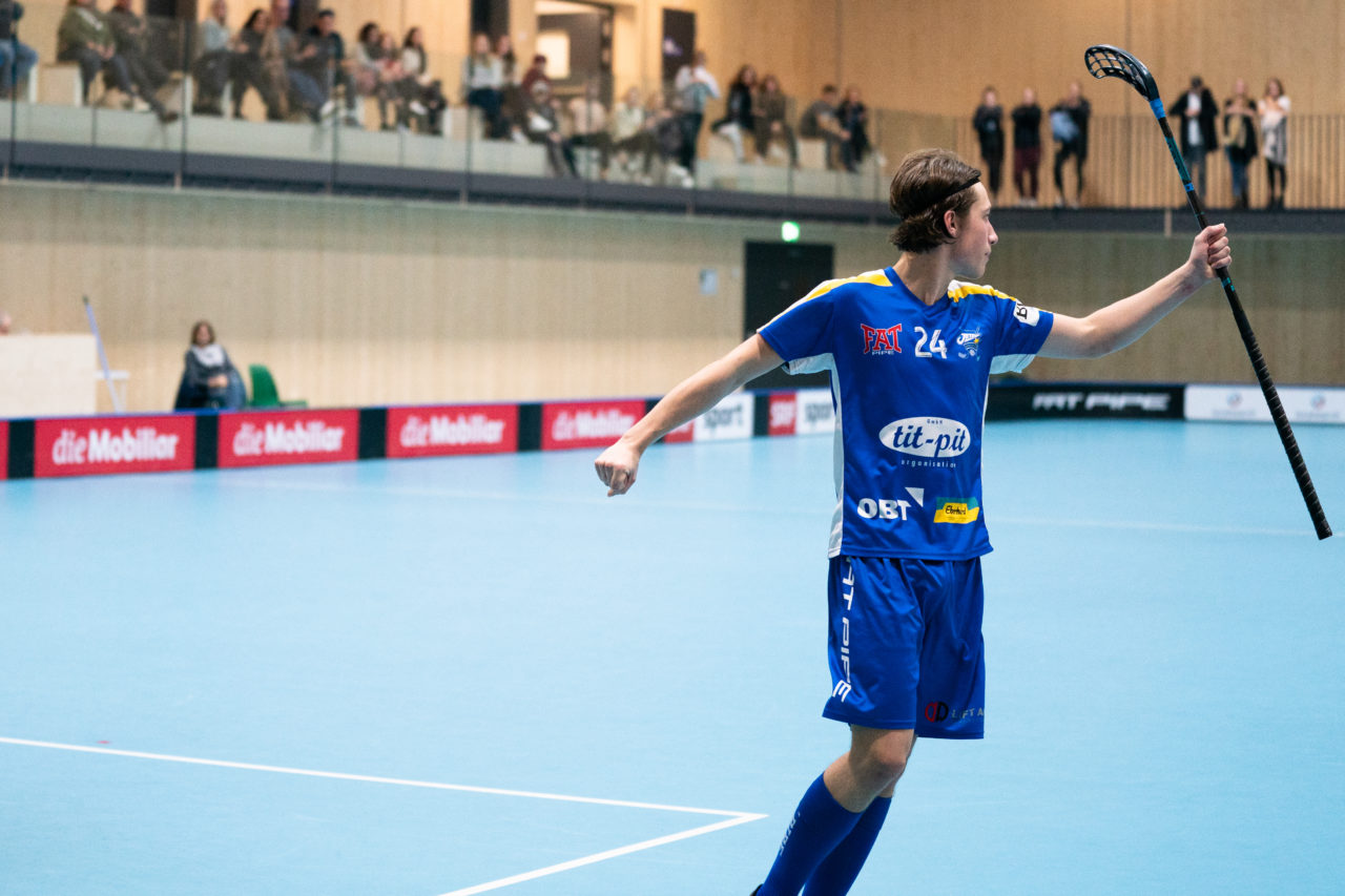 Sporthalle Stighag (Kloten), 16.11.2019, Junioren U21 B Runde 8, Kloten-Dietlikon Jets - Unihockey Luzern, Siro Zahner (Nr. 24, Kloten-Dietlikon Jets) bejubelt seinen verwandelten Penalty

(Claudio Schwarz, unihockey-fotos.ch)