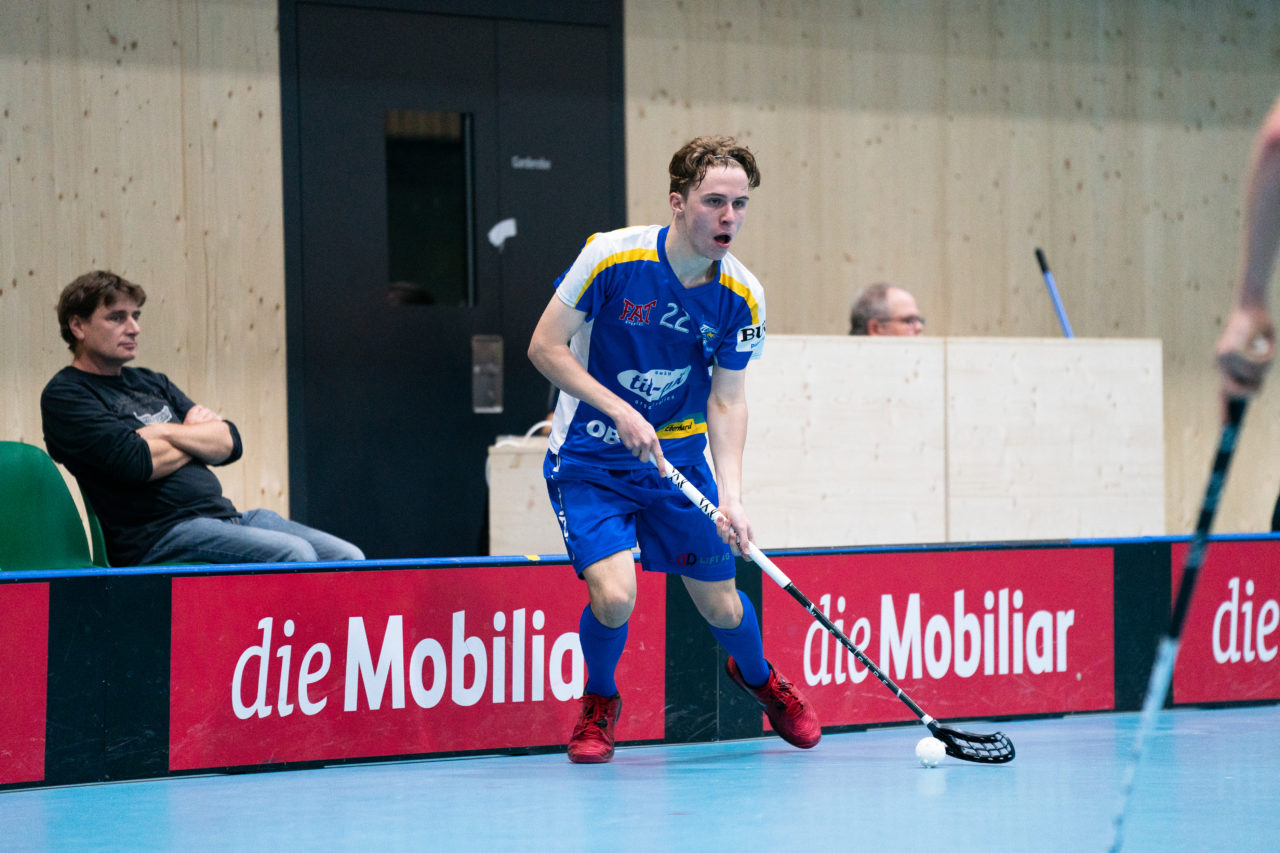 Sporthalle Stighag (Kloten), 16.11.2019, Junioren U21 B Runde 8, Kloten-Dietlikon Jets - Unihockey Luzern, Simon Sutter (Nr. 22, Kloten-Dietlikon Jets) am Ball

(Claudio Schwarz, unihockey-fotos.ch)