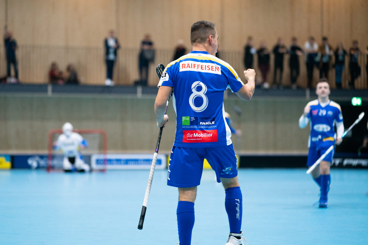 Sporthalle Stighag (Kloten), 16.11.2019, Junioren U21 B Runde 8, Kloten-Dietlikon Jets - Unihockey Luzern, Michel Bill (Nr. 8, Kloten-Dietlikon Jets) bejubelt seinen Treffer

(Claudio Schwarz, unihockey-fotos.ch)