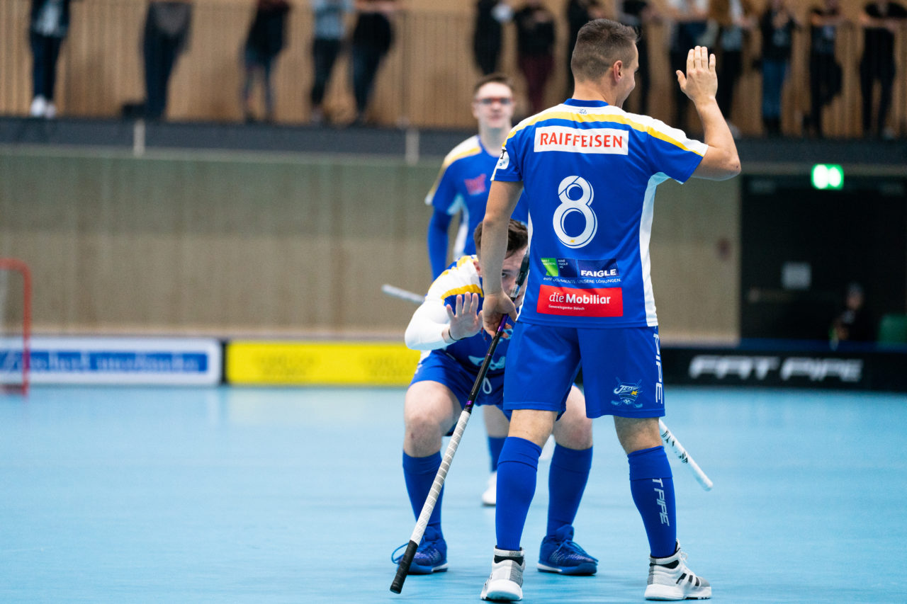 Sporthalle Stighag (Kloten), 16.11.2019, Junioren U21 B Runde 8, Kloten-Dietlikon Jets - Unihockey Luzern, Pascal Giger (Nr. 29, Kloten-Dietlikon Jets) verneigt sich vor Michel Bill (Nr. 8, Kloten-Dietlikon Jets)

(Claudio Schwarz, unihockey-fotos.ch)