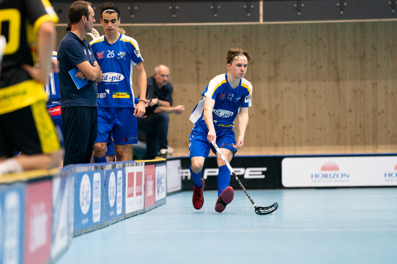 Sporthalle Stighag (Kloten), 16.11.2019, Junioren U21 B Runde 8, Kloten-Dietlikon Jets - Unihockey Luzern, Simon Sutter (Nr. 22, Kloten-Dietlikon Jets) am Ball

(Claudio Schwarz, unihockey-fotos.ch)