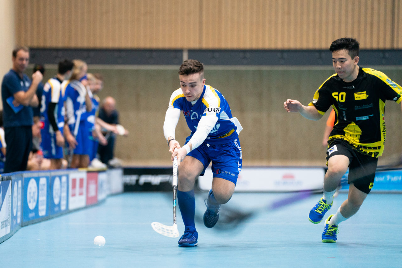 Sporthalle Stighag (Kloten), 16.11.2019, Junioren U21 B Runde 8, Kloten-Dietlikon Jets - Unihockey Luzern, Pascal Giger (Nr. 29, Kloten-Dietlikon Jets) spielt den Ball

(Claudio Schwarz, unihockey-fotos.ch)