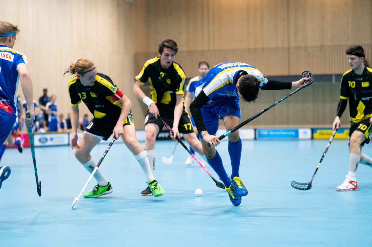 Sporthalle Stighag (Kloten), 16.11.2019, Junioren U21 B Runde 8, Kloten-Dietlikon Jets - Unihockey Luzern, Marco Kirchhofer (Nr. 28, Kloten-Dietlikon Jets) stolpert

(Claudio Schwarz, unihockey-fotos.ch)