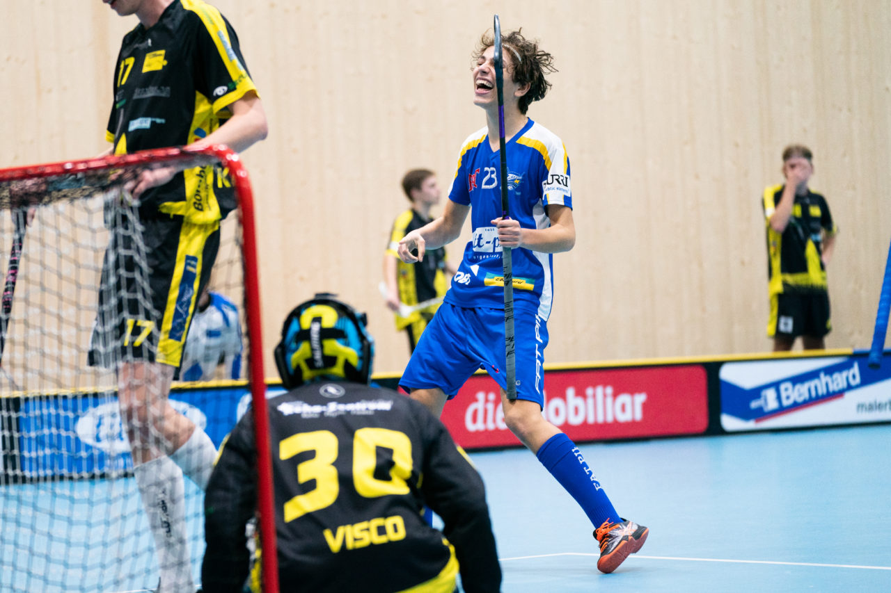 Sporthalle Stighag (Kloten), 16.11.2019, Junioren U21 B Runde 8, Kloten-Dietlikon Jets - Unihockey Luzern, Mike Rickenbacher (Nr. 23, Kloten-Dietlikon Jets) freut sich über seinen Treffer

(Claudio Schwarz, unihockey-fotos.ch)