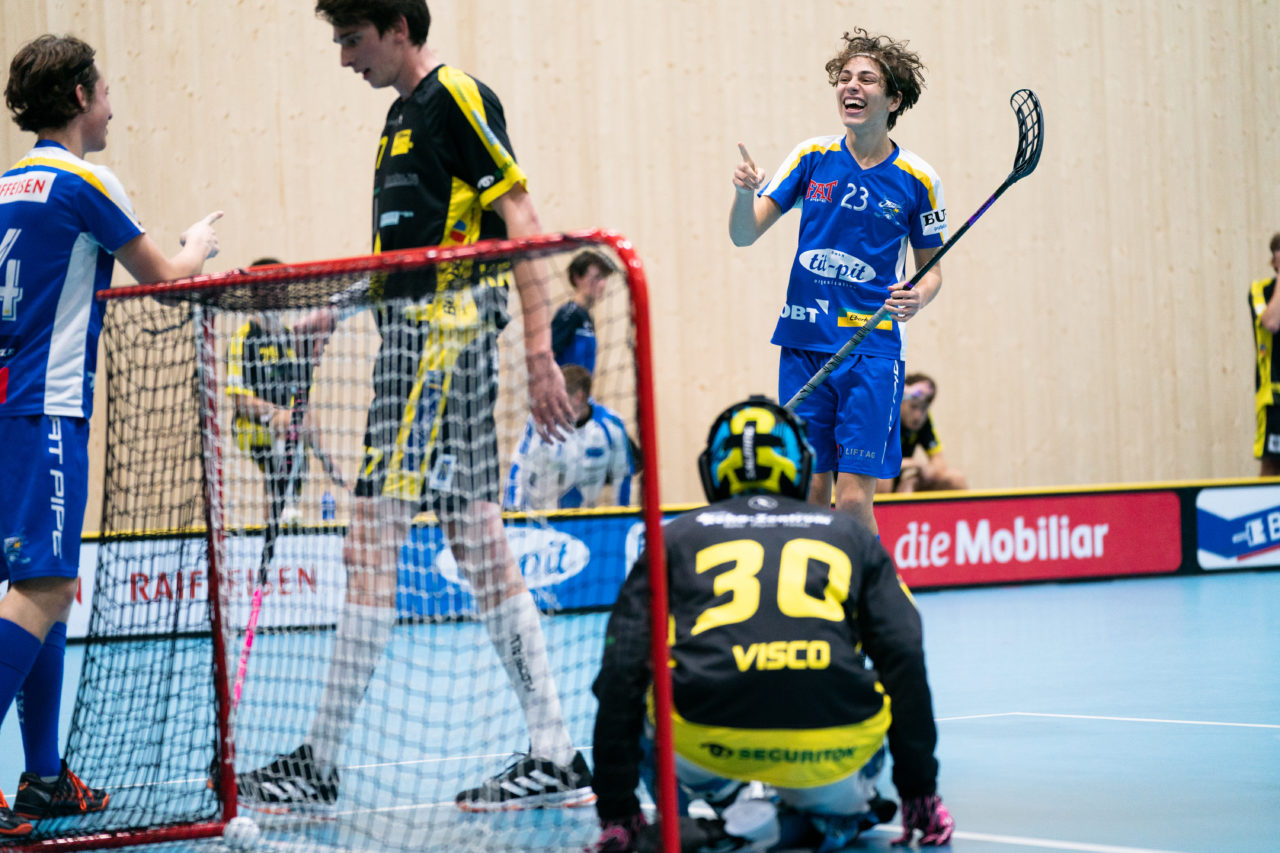 Sporthalle Stighag (Kloten), 16.11.2019, Junioren U21 B Runde 8, Kloten-Dietlikon Jets - Unihockey Luzern, Mike Rickenbacher (Nr. 23, Kloten-Dietlikon Jets) freut sich über seinen Treffer

(Claudio Schwarz, unihockey-fotos.ch)