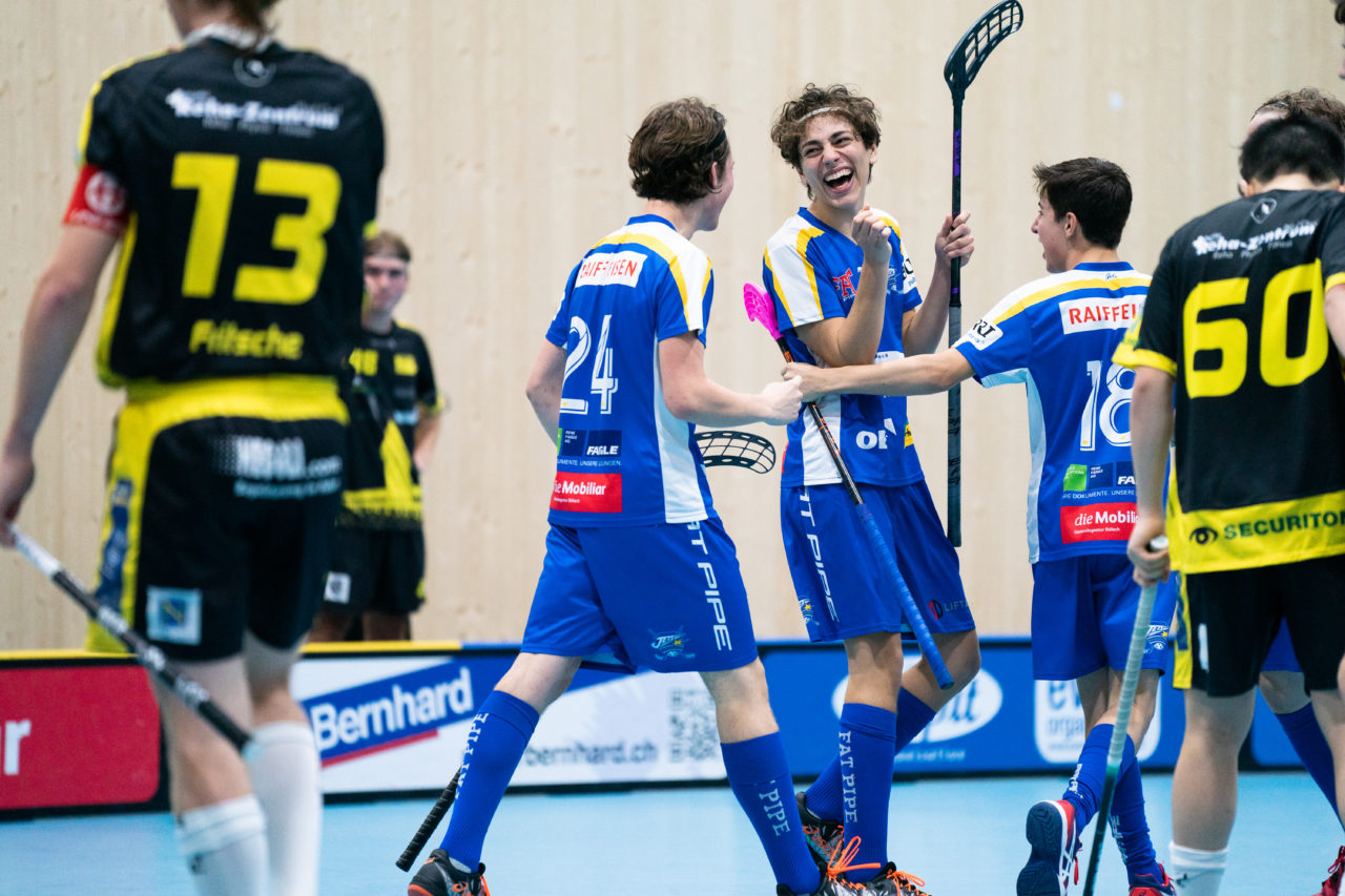 Sporthalle Stighag (Kloten), 16.11.2019, Junioren U21 B Runde 8, Kloten-Dietlikon Jets - Unihockey Luzern, Mike Rickenbacher (Nr. 23, Kloten-Dietlikon Jets) freut sich über seinen Treffer

(Claudio Schwarz, unihockey-fotos.ch)