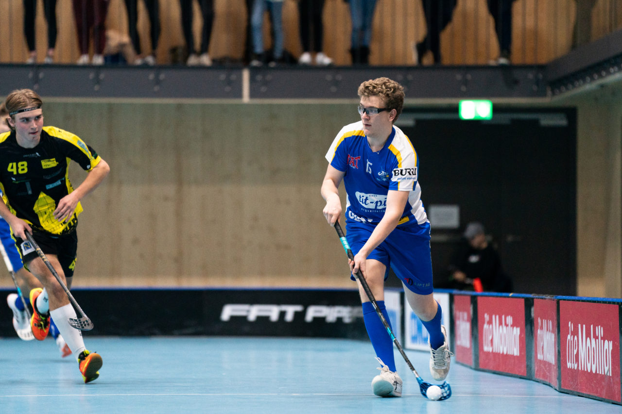 Sporthalle Stighag (Kloten), 16.11.2019, Junioren U21 B Runde 8, Kloten-Dietlikon Jets - Unihockey Luzern, Tobias Cathomas (Nr. 15, Kloten-Dietlikon Jets) am Ball

(Claudio Schwarz, unihockey-fotos.ch)