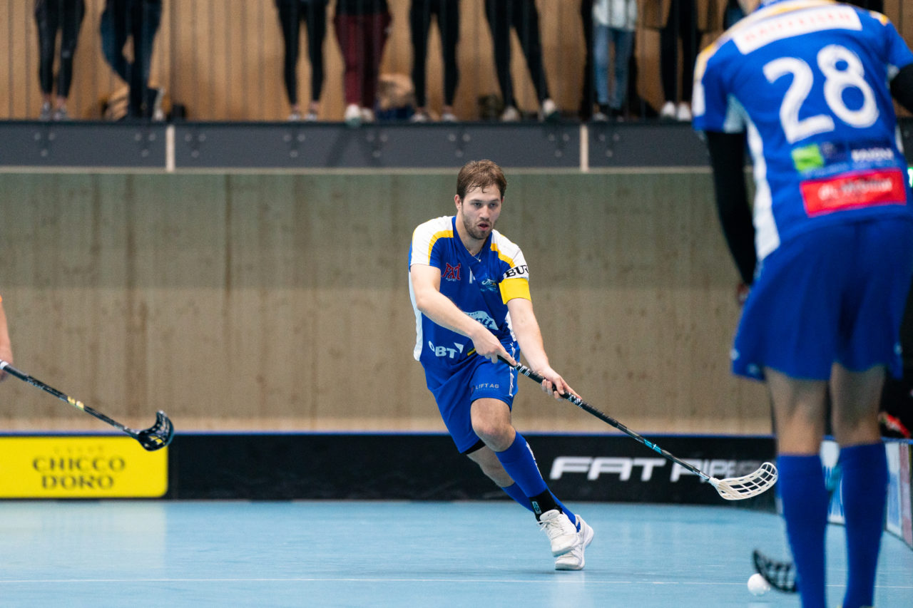 Sporthalle Stighag (Kloten), 16.11.2019, Junioren U21 B Runde 8, Kloten-Dietlikon Jets - Unihockey Luzern, Luca Gartmann (Nr. 14, Kloten-Dietlikon Jets) spielt den Ball

(Claudio Schwarz, unihockey-fotos.ch)