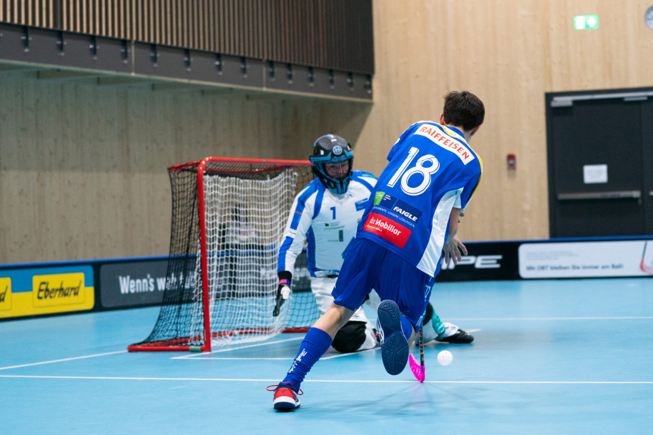 Sporthalle Stighag (Kloten), 16.11.2019, Junioren U21 B Runde 8, Kloten-Dietlikon Jets - Unihockey Luzern, Tim Zahner (Nr. 18, Kloten-Dietlikon Jets) zieht auf den Torhüter

(Claudio Schwarz, unihockey-fotos.ch)