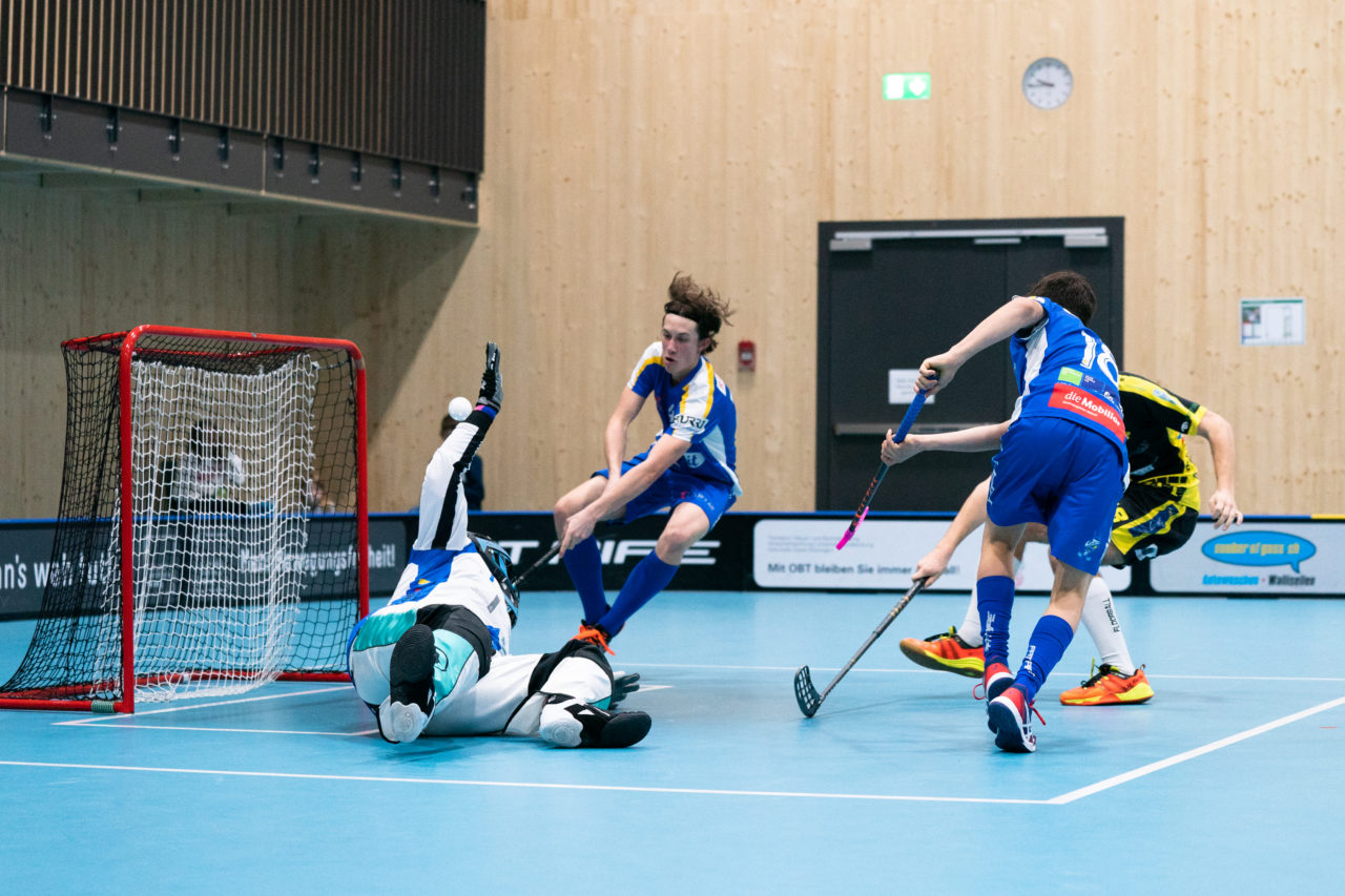 Sporthalle Stighag (Kloten), 16.11.2019, Junioren U21 B Runde 8, Kloten-Dietlikon Jets - Unihockey Luzern, Tim Zahner (Nr. 18, Kloten-Dietlikon Jets) scheitert an Dennis Prieto (Nr. 1, Unihockey Luzern)

(Claudio Schwarz, unihockey-fotos.ch)