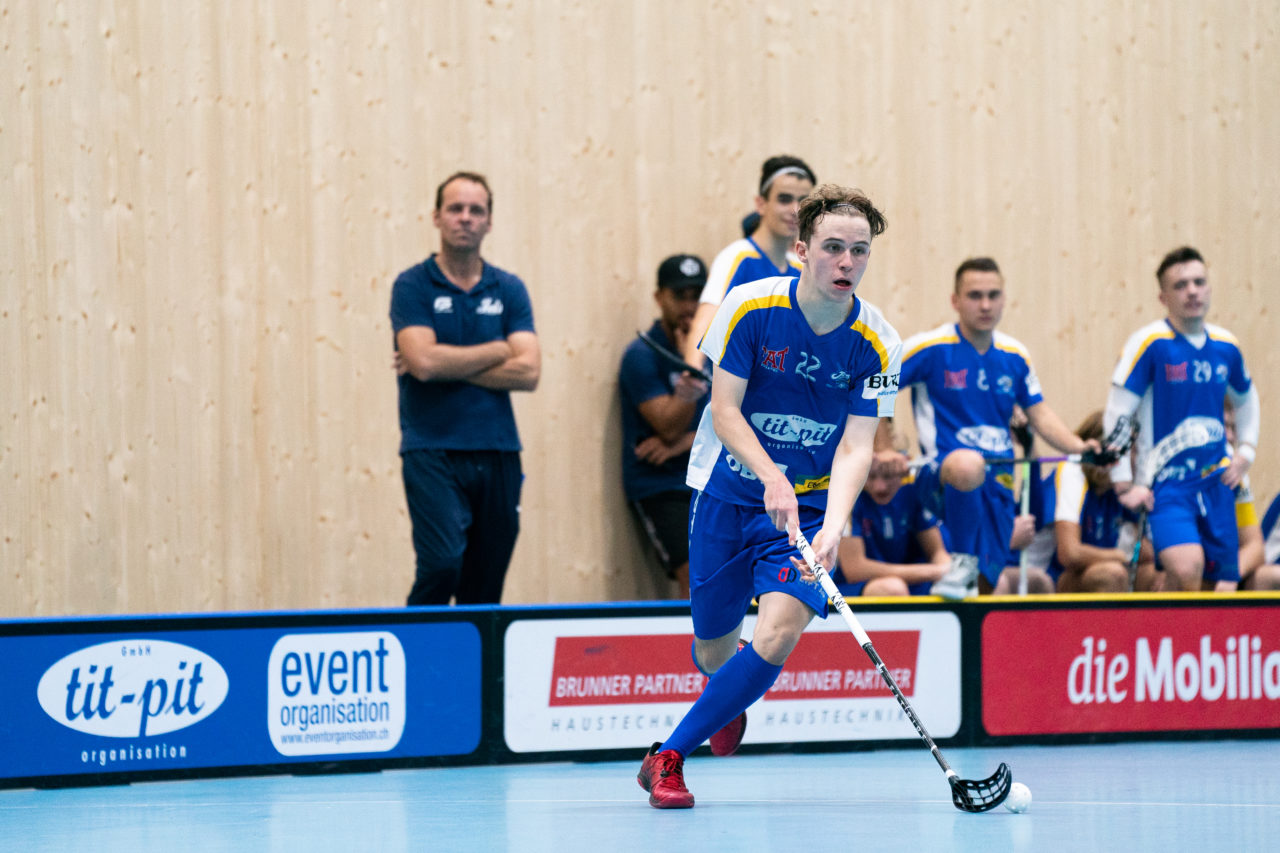 Sporthalle Stighag (Kloten), 16.11.2019, Junioren U21 B Runde 8, Kloten-Dietlikon Jets - Unihockey Luzern, Simon Sutter (Nr. 22, Kloten-Dietlikon Jets) am Ball

(Claudio Schwarz, unihockey-fotos.ch)