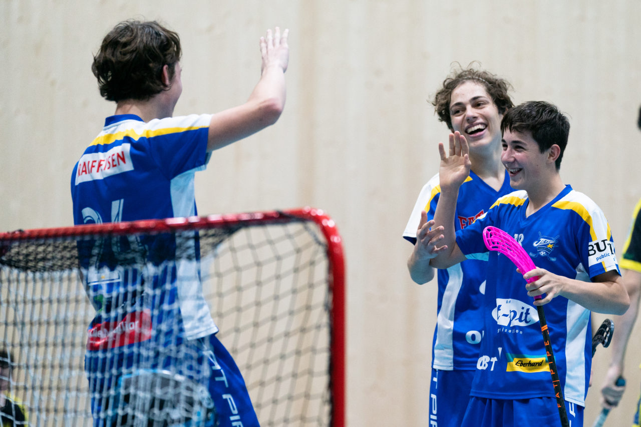 Sporthalle Stighag (Kloten), 16.11.2019, Junioren U21 B Runde 8, Kloten-Dietlikon Jets - Unihockey Luzern, Tim Zahner (Nr. 18, Kloten-Dietlikon Jets) freut sich über einen Treffer

(Claudio Schwarz, unihockey-fotos.ch)