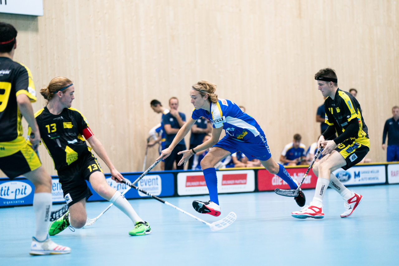 Sporthalle Stighag (Kloten), 16.11.2019, Junioren U21 B Runde 8, Kloten-Dietlikon Jets - Unihockey Luzern, Mario Loeliger (Nr. 21, Kloten-Dietlikon Jets) am Ball

(Claudio Schwarz, unihockey-fotos.ch)