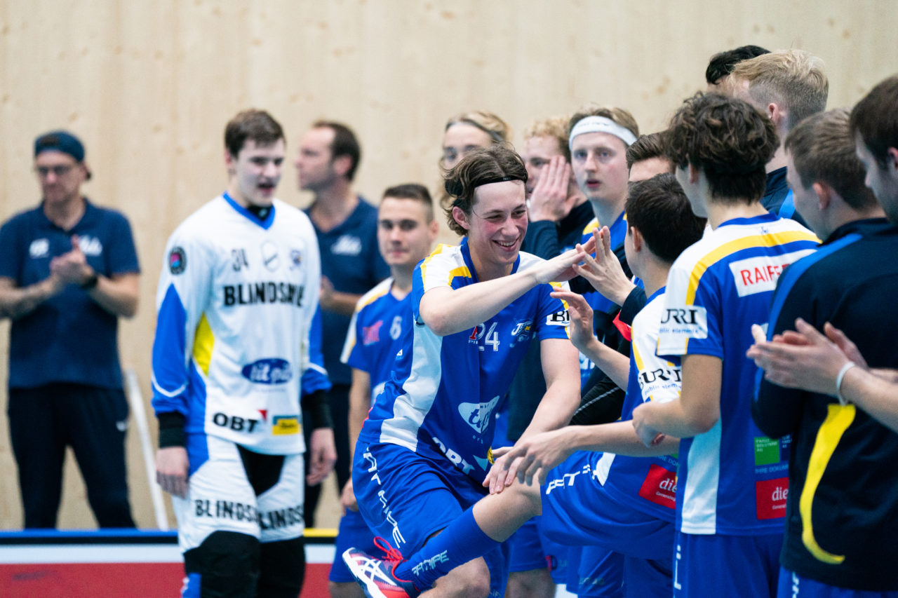 Sporthalle Stighag (Kloten), 16.11.2019, Junioren U21 B Runde 8, Kloten-Dietlikon Jets - Unihockey Luzern, Brüderliche Liebe zwischen Siro Zahner (Nr. 24, Kloten-Dietlikon Jets) und Tim Zahner (Nr. 18, Kloten-Dietlikon Jets)

(Claudio Schwarz, unihockey-fotos.ch)