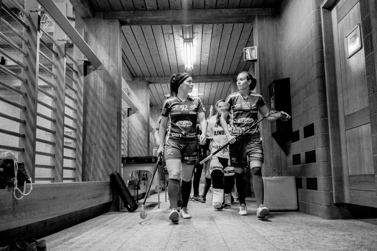 Gewerbliche Berufsschule Chur (Chur), 03.11.2019, Unihockey Damen NLA 7. Runde, piranha chur - Kloten-Dietlikon Jets, Tanja Bühler (Nr. 92, Kloten-Dietlikon Jets) und Michelle Wiki (Nr. 6, Kloten-Dietlikon Jets) vor dem Spiel

(Claudio Schwarz, unihockey-fotos.ch)