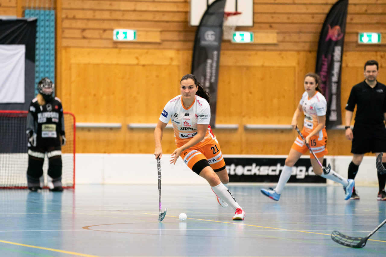 Gewerbliche Berufsschule Chur (Chur), 03.11.2019, Unihockey Damen NLA 7. Runde, piranha chur - Kloten-Dietlikon Jets, Corin Rüttimann (Nr. 21, piranha chur) am Ball

(Claudio Schwarz, unihockey-fotos.ch)