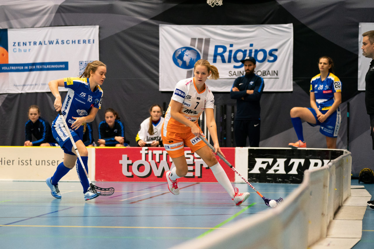 Gewerbliche Berufsschule Chur (Chur), 03.11.2019, Unihockey Damen NLA 7. Runde, piranha chur - Kloten-Dietlikon Jets, Mari Aanerud (Nr. 7, piranha chur) am Ball, verfolgt von Kassandra Luck (Nr. 18, Kloten-Dietlikon Jets)

(Claudio Schwarz, unihockey-fotos.ch)