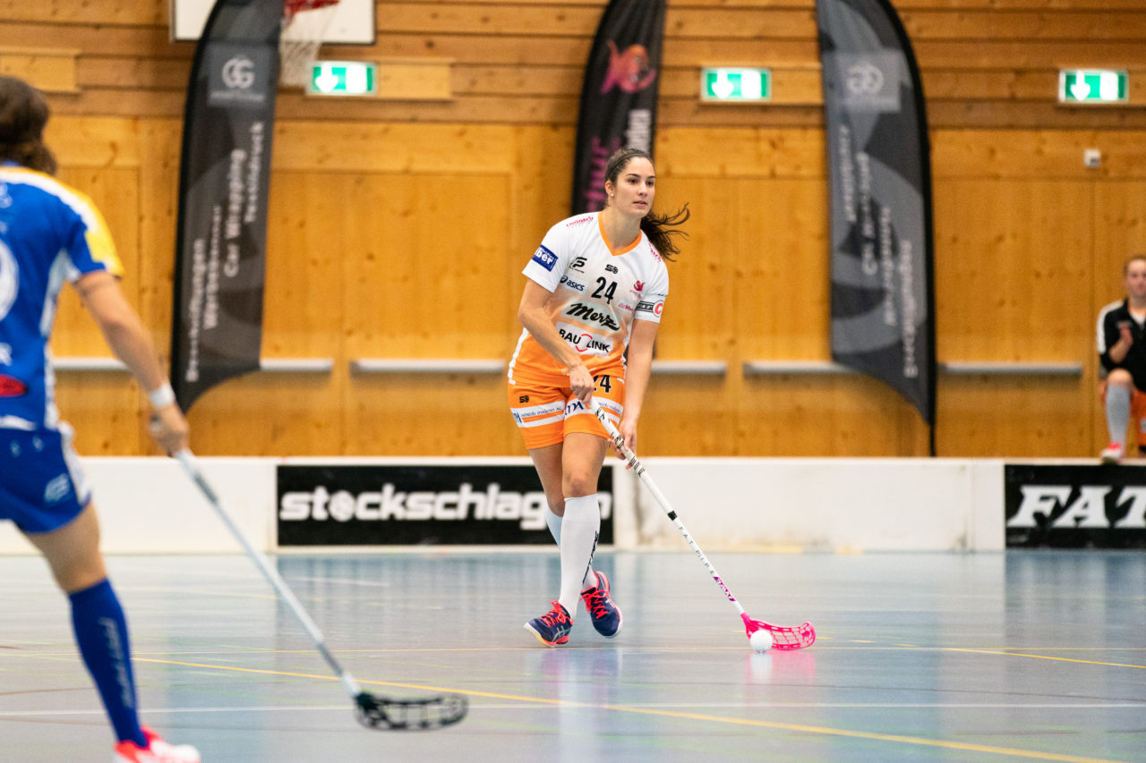 Gewerbliche Berufsschule Chur (Chur), 03.11.2019, Unihockey Damen NLA 7. Runde, piranha chur - Kloten-Dietlikon Jets, Flurina Marti (Nr. 24, piranha chur) am Ball

(Claudio Schwarz, unihockey-fotos.ch)