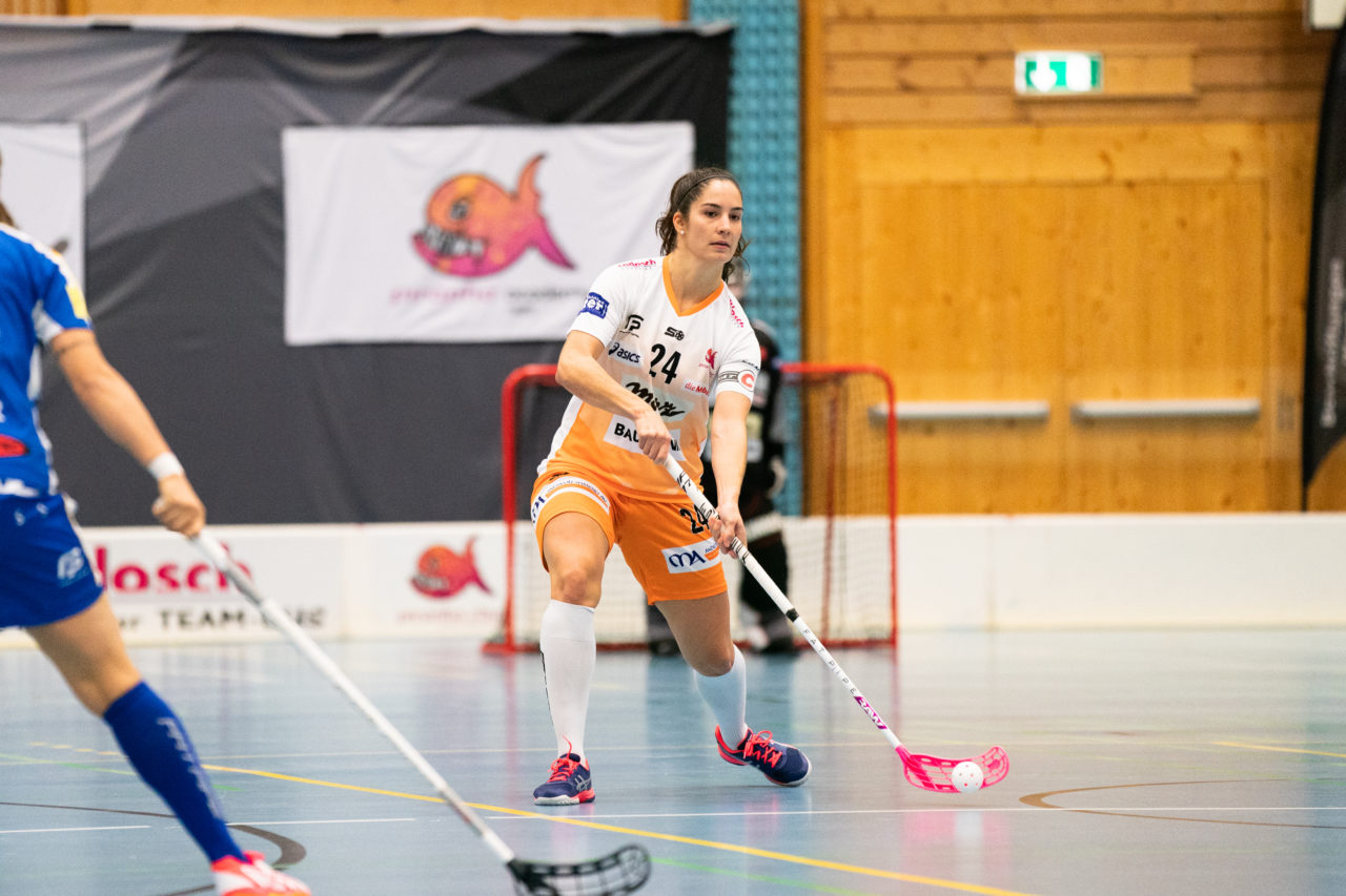 Gewerbliche Berufsschule Chur (Chur), 03.11.2019, Unihockey Damen NLA 7. Runde, piranha chur - Kloten-Dietlikon Jets, Flurina Marti (Nr. 24, piranha chur) spielt den Ball

(Claudio Schwarz, unihockey-fotos.ch)