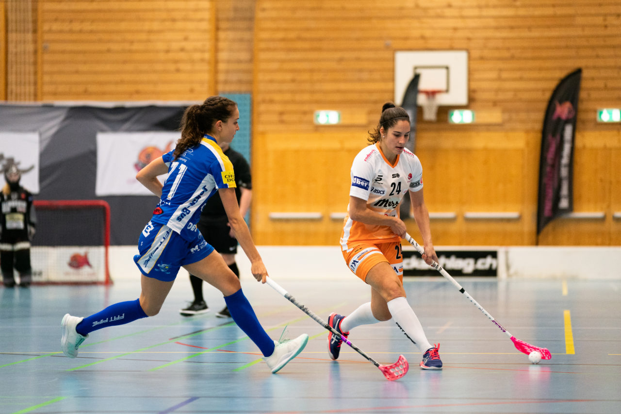 Gewerbliche Berufsschule Chur (Chur), 03.11.2019, Unihockey Damen NLA 7. Runde, piranha chur - Kloten-Dietlikon Jets, Flurina Marti (Nr. 24, piranha chur) schliesst ab

(Claudio Schwarz, unihockey-fotos.ch)