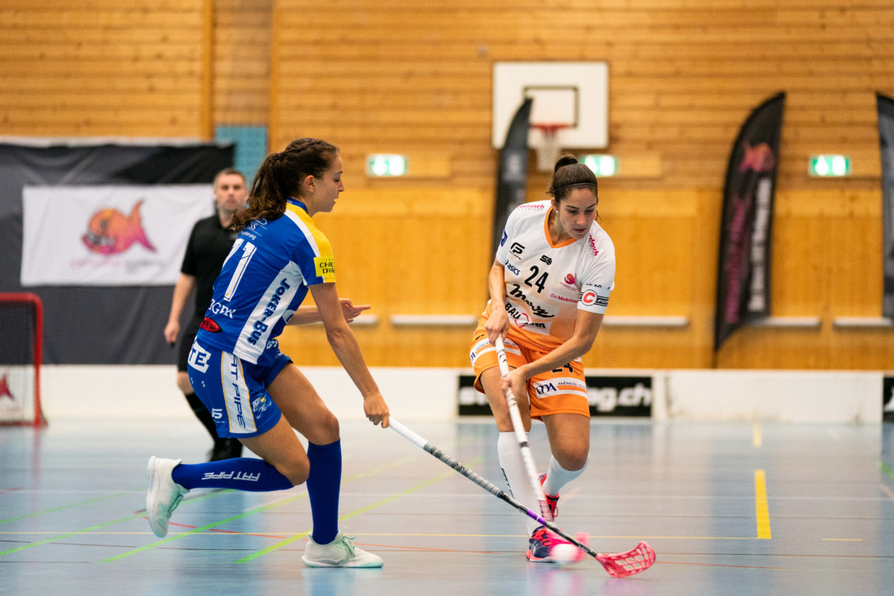 Gewerbliche Berufsschule Chur (Chur), 03.11.2019, Unihockey Damen NLA 7. Runde, piranha chur - Kloten-Dietlikon Jets, Flurina Marti (Nr. 24, piranha chur) schliesst ab

(Claudio Schwarz, unihockey-fotos.ch)