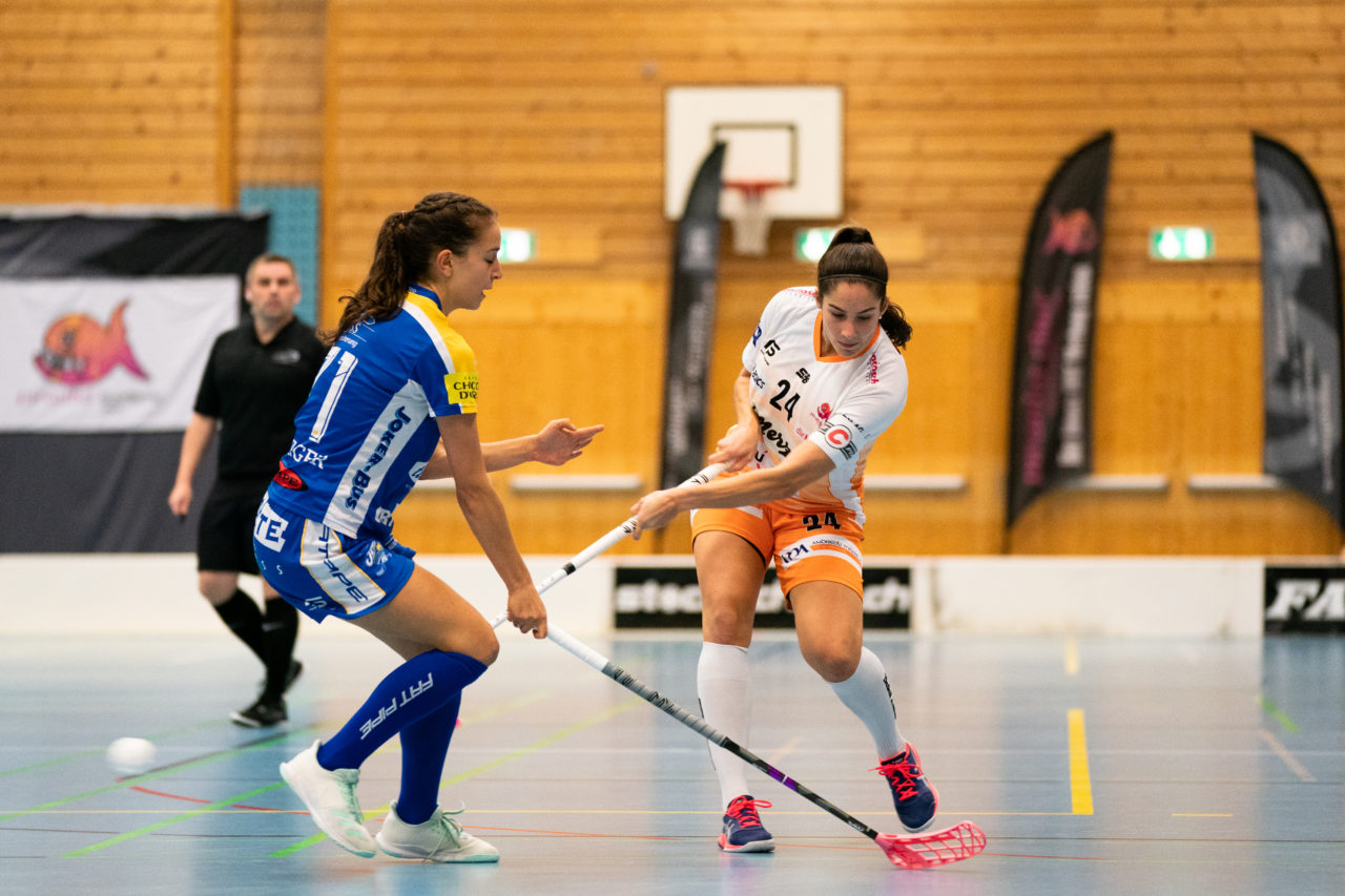 Gewerbliche Berufsschule Chur (Chur), 03.11.2019, Unihockey Damen NLA 7. Runde, piranha chur - Kloten-Dietlikon Jets, Flurina Marti (Nr. 24, piranha chur) schliesst ab

(Claudio Schwarz, unihockey-fotos.ch)