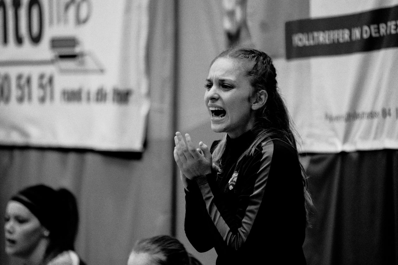 Gewerbliche Berufsschule Chur (Chur), 03.11.2019, Unihockey Damen NLA 7. Runde, piranha chur - Kloten-Dietlikon Jets, Ladina Müller (Nr. 9, Kloten-Dietlikon Jets) feuert ihre Mannschaft an

(Claudio Schwarz, unihockey-fotos.ch)