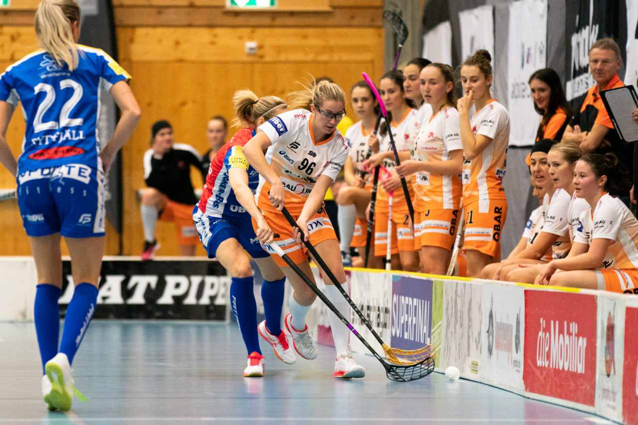 Gewerbliche Berufsschule Chur (Chur), 03.11.2019, Unihockey Damen NLA 7. Runde, piranha chur - Kloten-Dietlikon Jets, Chiara Gredig (Nr. 96, piranha chur) tankt sich an der Bande durch

(Claudio Schwarz, unihockey-fotos.ch)