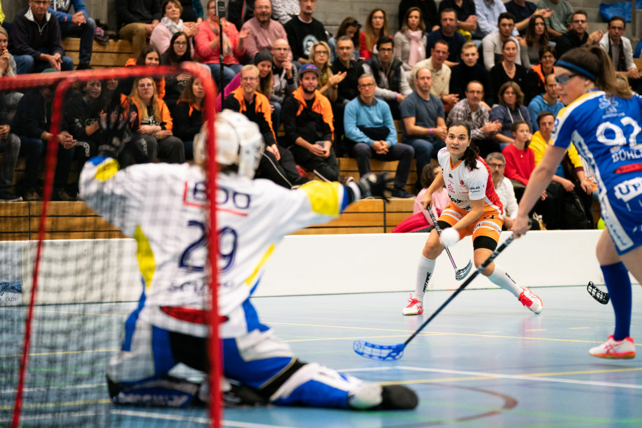 Gewerbliche Berufsschule Chur (Chur), 03.11.2019, Unihockey Damen NLA 7. Runde, piranha chur - Kloten-Dietlikon Jets, Monika Schmid (Nr. 29, Kloten-Dietlikon Jets) pariert den Schuss von Corin Rüttimann (Nr. 21, piranha chur)

(Claudio Schwarz, unihockey-fotos.ch)