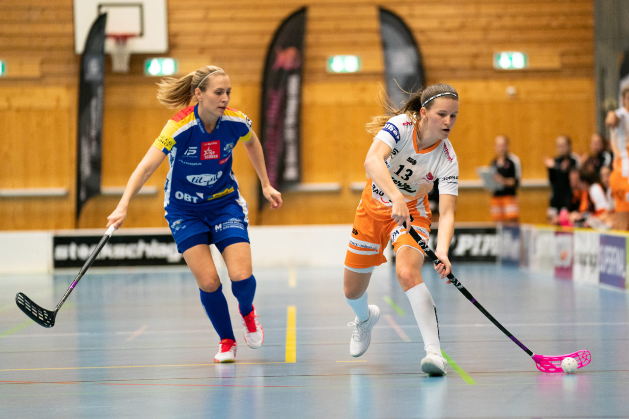 Gewerbliche Berufsschule Chur (Chur), 03.11.2019, Unihockey Damen NLA 7. Runde, piranha chur - Kloten-Dietlikon Jets, Alessandra Schneller (Nr. 13, piranha chur) spielt den Ball

(Claudio Schwarz, unihockey-fotos.ch)