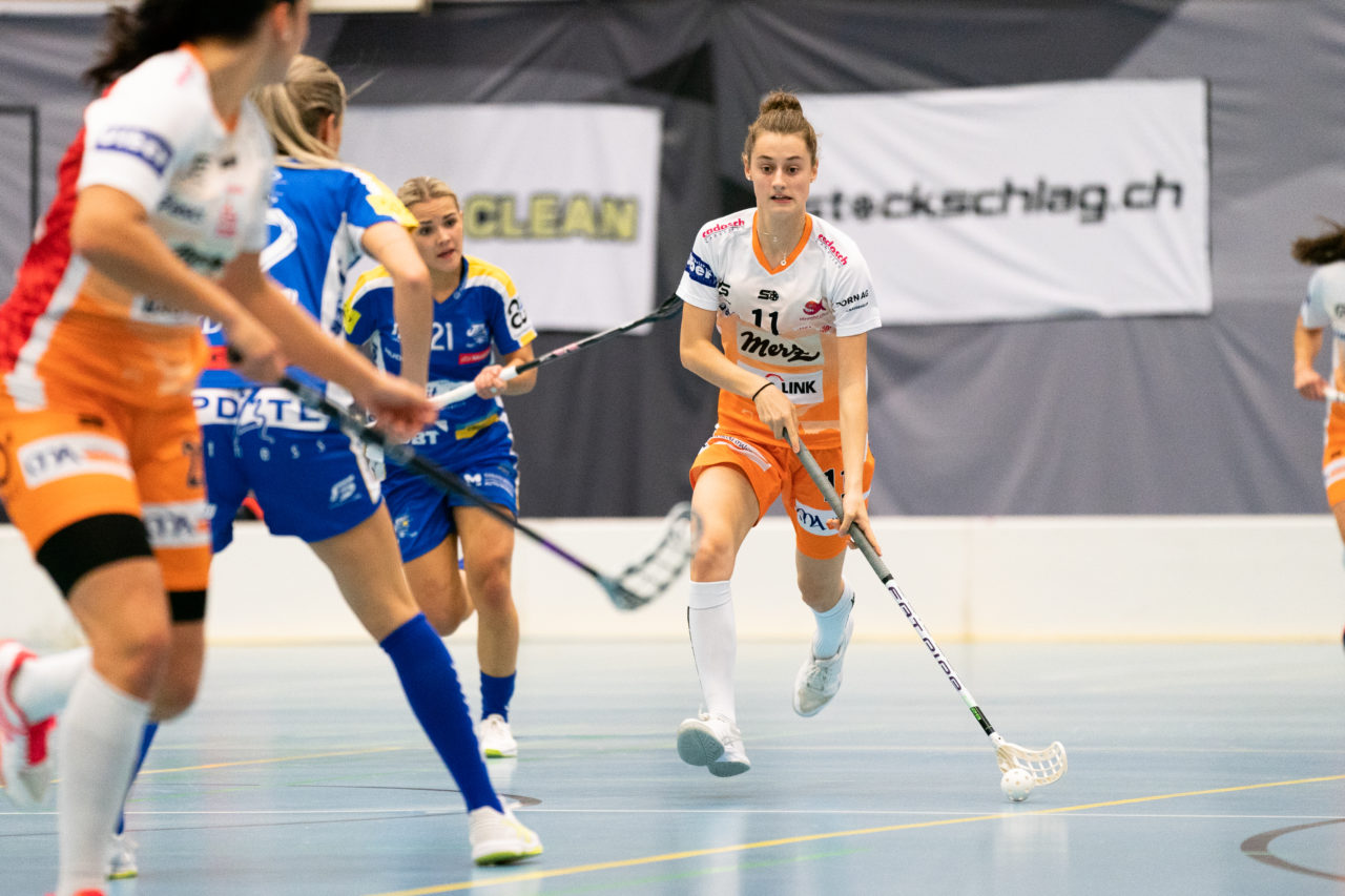 Gewerbliche Berufsschule Chur (Chur), 03.11.2019, Unihockey Damen NLA 7. Runde, piranha chur - Kloten-Dietlikon Jets, Marcia Wick (Nr. 11, piranha chur) am Ball

(Claudio Schwarz, unihockey-fotos.ch)