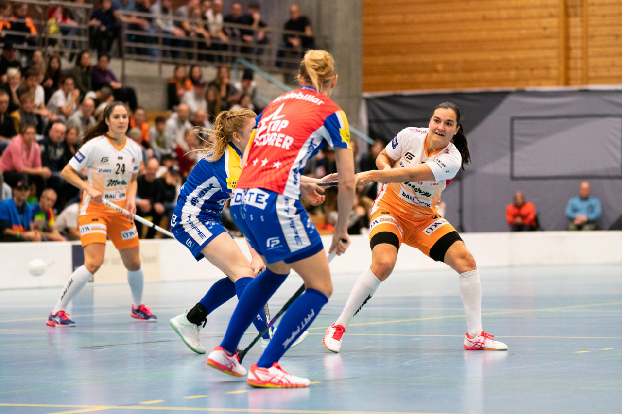 Gewerbliche Berufsschule Chur (Chur), 03.11.2019, Unihockey Damen NLA 7. Runde, piranha chur - Kloten-Dietlikon Jets, Corin Rüttimann (Nr. 21, piranha chur) schliesst ab

(Claudio Schwarz, unihockey-fotos.ch)