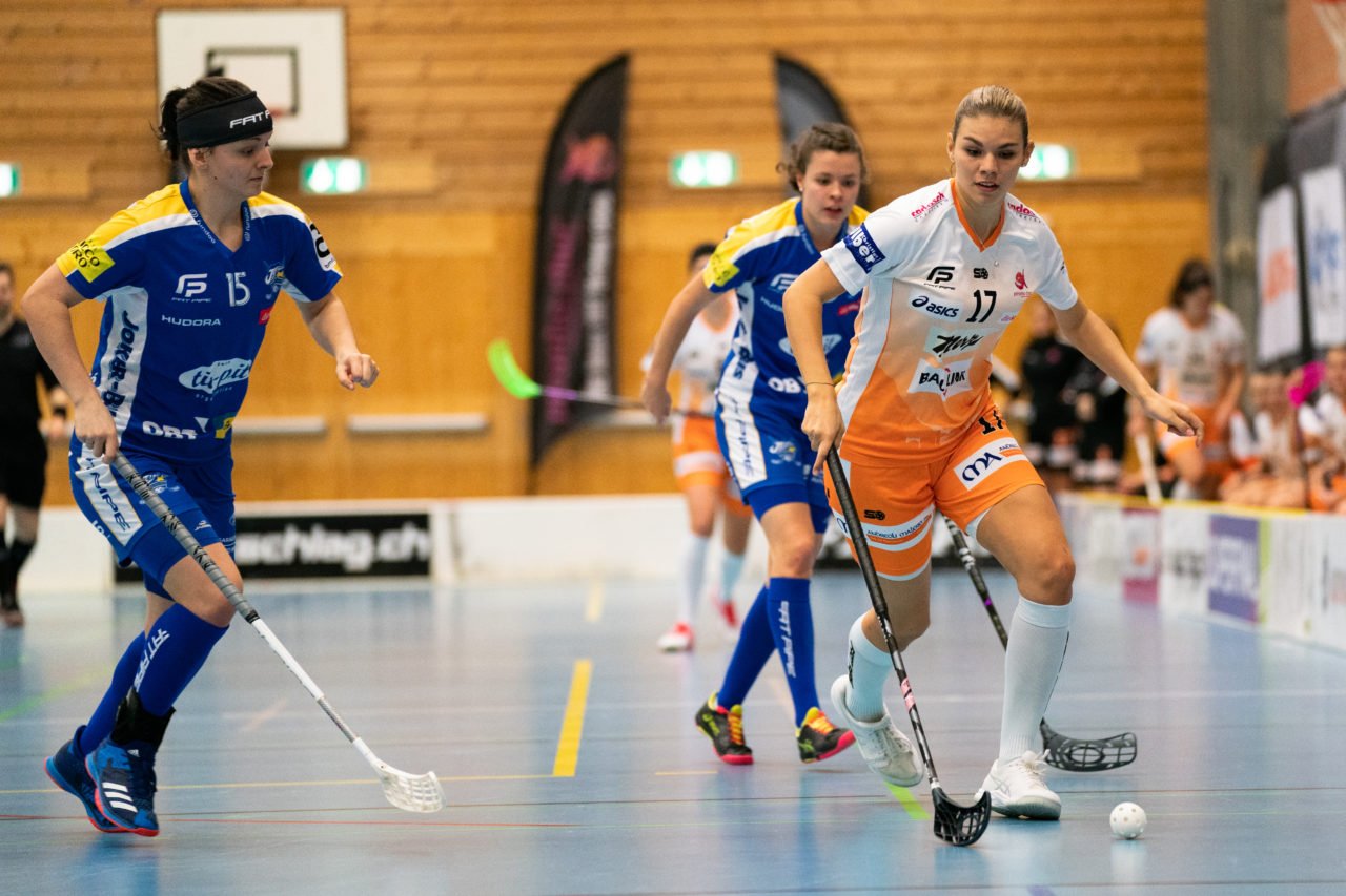 Gewerbliche Berufsschule Chur (Chur), 03.11.2019, Unihockey Damen NLA 7. Runde, piranha chur - Kloten-Dietlikon Jets, Luana Rensch (Nr. 17, piranha chur) am Ball

(Claudio Schwarz, unihockey-fotos.ch)