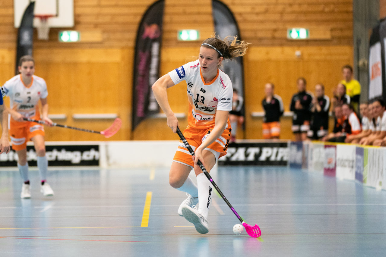 Gewerbliche Berufsschule Chur (Chur), 03.11.2019, Unihockey Damen NLA 7. Runde, piranha chur - Kloten-Dietlikon Jets, Alessandra Schneller (Nr. 13, piranha chur) spielt den Ball

(Claudio Schwarz, unihockey-fotos.ch)
