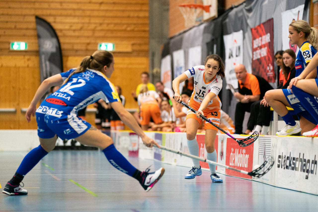 Gewerbliche Berufsschule Chur (Chur), 03.11.2019, Unihockey Damen NLA 7. Runde, piranha chur - Kloten-Dietlikon Jets, Livia Danuser (Nr. 15, piranha chur) spielt den Ball, den Tanja Stella (Nr. 12, Kloten-Dietlikon Jets) abfängt

(Claudio Schwarz, unihockey-fotos.ch)